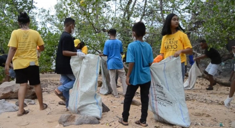 Komunitas Trash Hero Flotim Kumpulkan Sampah di Kota Larantuka