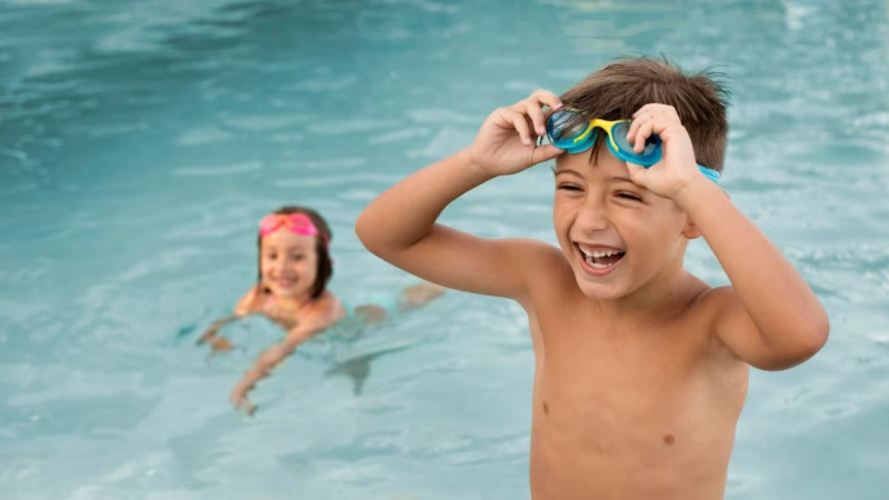 Ini Tips Menjaga Keselamatan Anak Saat Berenang