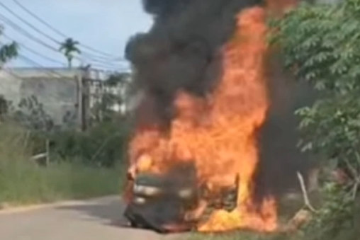 Mobil Pikap Bawa Baterai Tower Indosat Hangus Terbakar