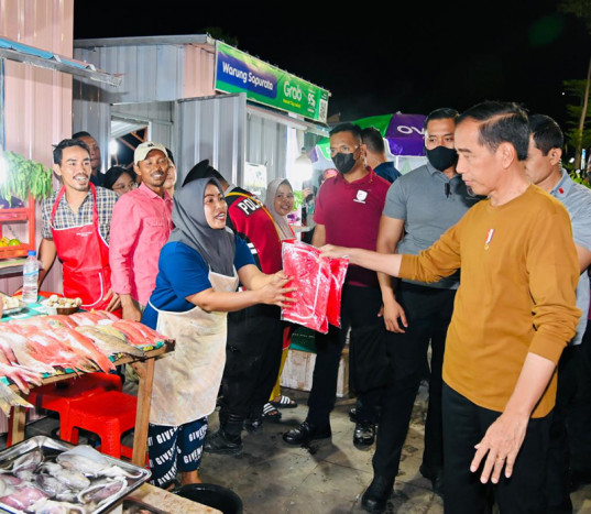 Kunjungi Kawasan Kuliner Kampung Ujung Labuan Bajo, Jokowi Bagikan Celemek Merah