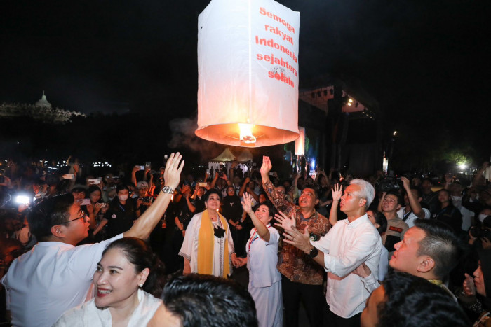 Terbangkan Lampion di Borobudur, Ganjar Rasakan Kebahagiaan Umat Buddha