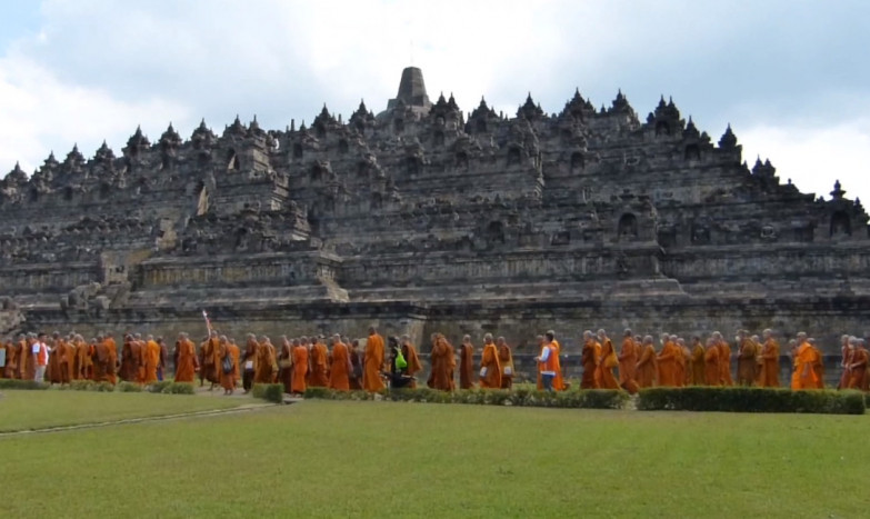 Penuh Hikmat, Ribuan Umat Buddha Peringati Waisak di Candi Borobudur