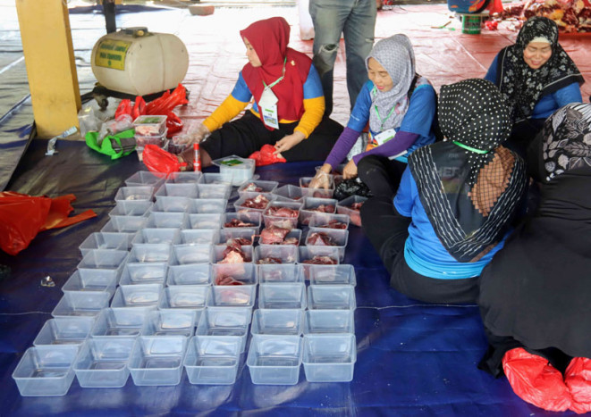 DKM Nursiah Daud Paloh Kurangi Sampah Plastik Sekali Pakai saat Pembagian Daging Kurban