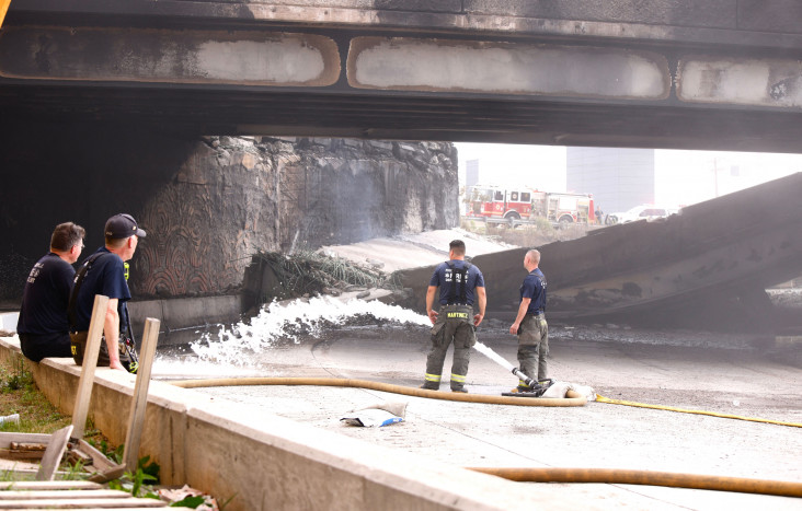 Truk Tangki Minyak Terbakar Sebabkan Jalan Layang di Philadelphia Roboh