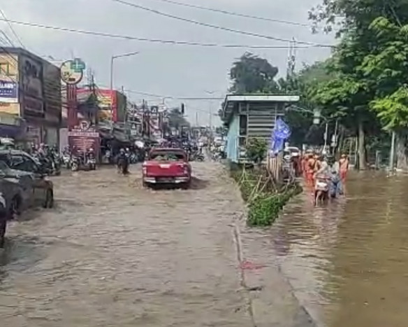 Luapan Kali Baru Sebabkan Banjir di Jalan Raya Bogor