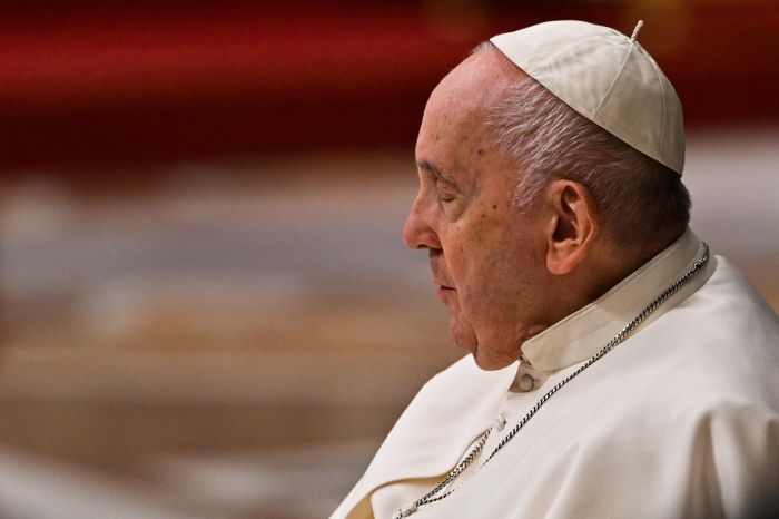 Paus Fransiskus akan Jalani Operasi Hernia di Roma