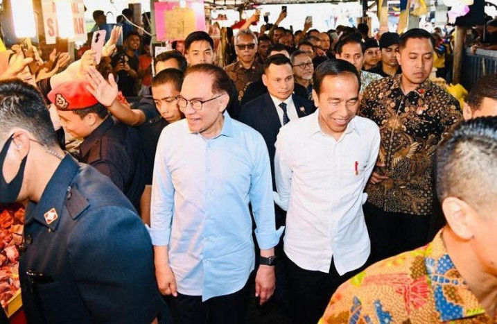 Jalan Bareng Anwar Ibrahim, Jokowi Sambangi Pasar Chow Kit di Kuala Lumpur