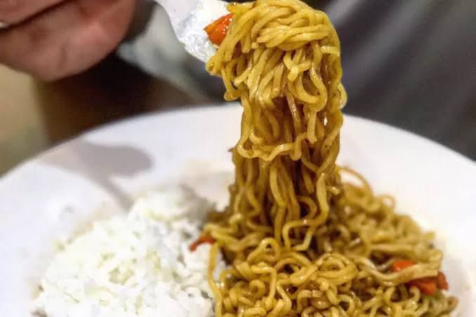 Hobi Bekal Mi Goreng Pakai Nasi? Begini Saran dari Ahli Gizi