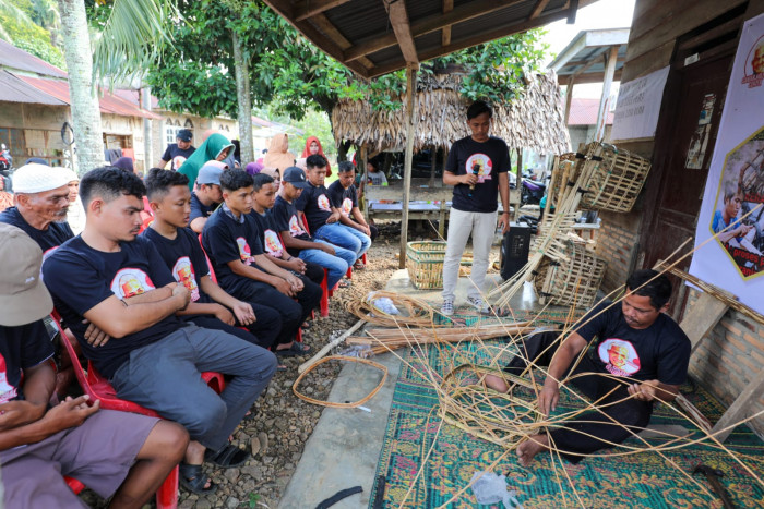 GMC Beri Pelatihan Membuat Keranjang Kelapa Sawit pada Petani di Sumut