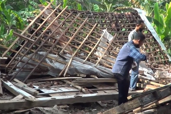 Pasutri Usia Lanjut Tertimpa Atap Rumah, Satu Meninggal Dunia