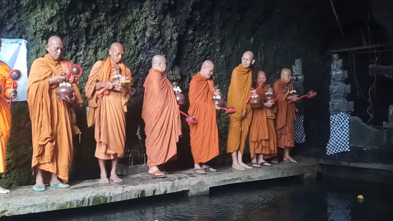 Umat Buddha Lakukan Prosesi Pengambilan Air Suci Waisak, Ini Maknanya