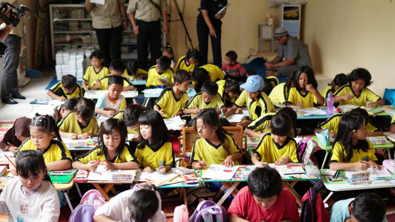 Sambut HUT Ke-496 Jakarta, Penerbit Erlangga Gelar Kegiatan CSR di Pulau Pramuka 