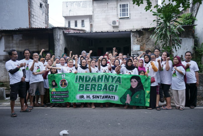 Relawan Sintawati Berbagi Kebaikan dengan Beri Sembako di Jakarta Pusat