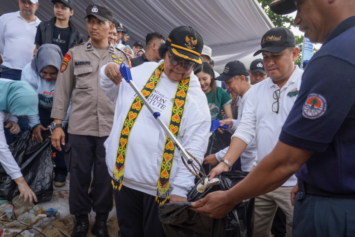 Hari Lingkungan Hidup Sedunia, KLHK Bersihkan Ratusan Pantai