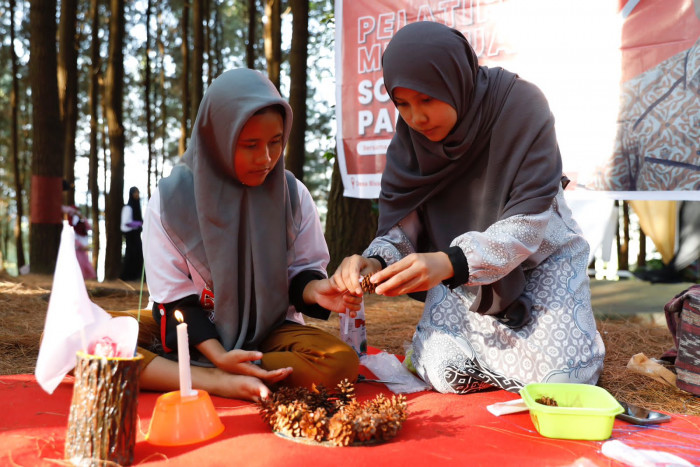 Gerakan Pemuda dan Perempuan Gowa Gelar Pelatihan Membuat Suvenir dari Buah Pinus