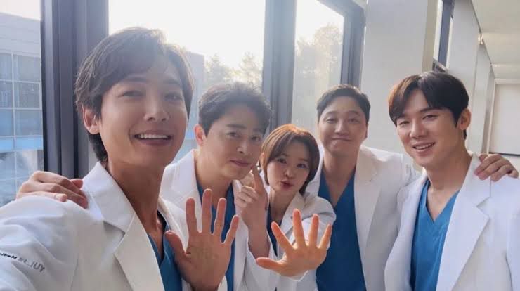 TvN Ungkap Drama Baru Produser Shin Bukan Prekuel Hospital Playlist