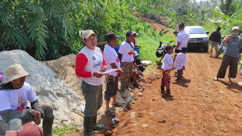 OMG Lampung Bantu Perbaiki Jalan Masyarakat Desa Karang Sari Tanggamus