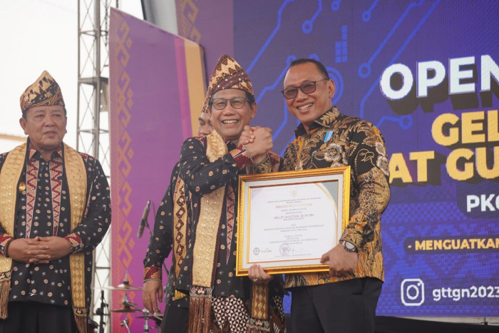 Wali Kota Cilegon Helldy Agustian Raih Penghargaan Satya Lencana Bakti Inovasi Desa