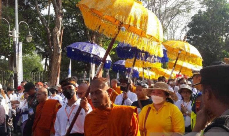 Jelang Waisak, Umat Budha Jalan Kaki dari Candi Mendut ke Borobudur