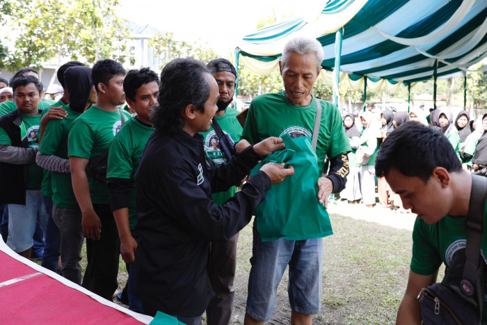 Komunitas Ojek Online Berbagi Daging Kurban dengan Driver Ojol di Banten