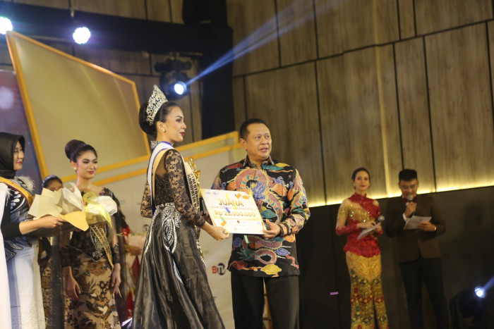 Elisha Lumintang Sabet Gelar Putri Otonomi Indonesia 2023