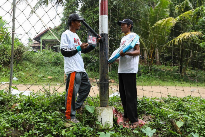 Komunitas Sopir Truk Beri Bantuan Lampu Penerangan ke Pul Truk di Pandeglang Banten