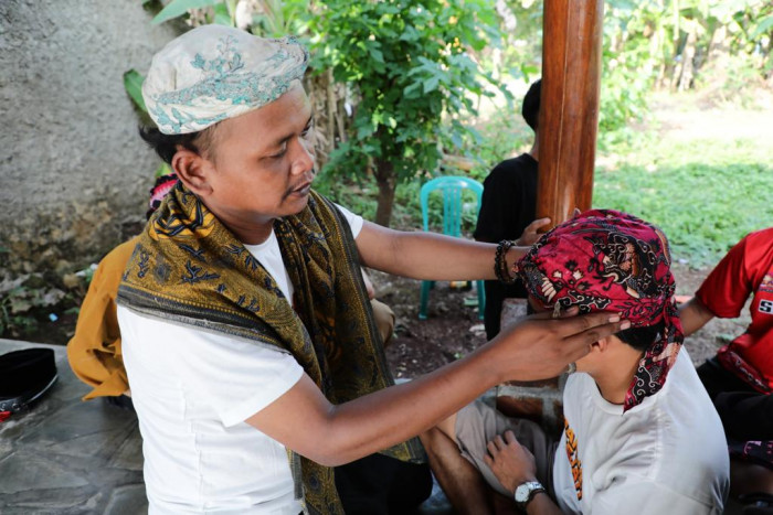Lestarikan Budaya, Sukarelawan Ini Gelar Pelatihan Pembuatan Ikat Kepala Khas Cirebon