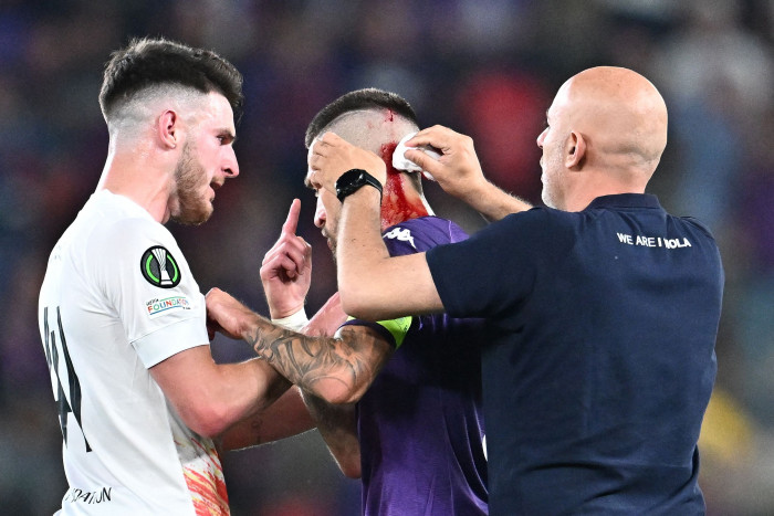 Biraghi Terkena Lemparan Pendukung West Ham, Fiorentina Tuntut UEFA Bertindak