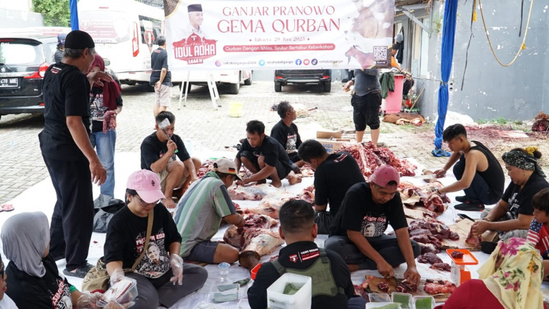Sahabat Ganjar Berbagi Daging Kurban untuk Warga DKI Jakarta dan Depok