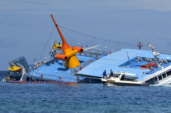 Kapal Berpenumpang 137 Orang Kandas di Pelabuhan Padangbai Bali
