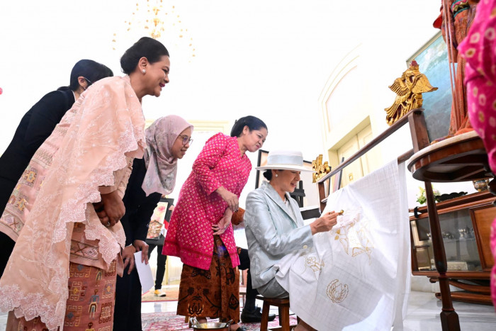 Ibu Negara Ajak Permaisuri Jepang Membatik dan Minum Teh di Istana Bogor