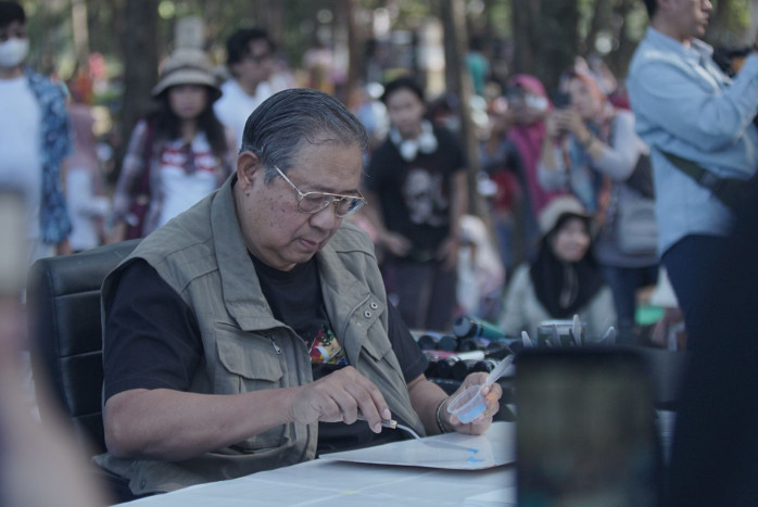 Ribuan Orang Meriahkan Pacitan Menggambar bersama SBY