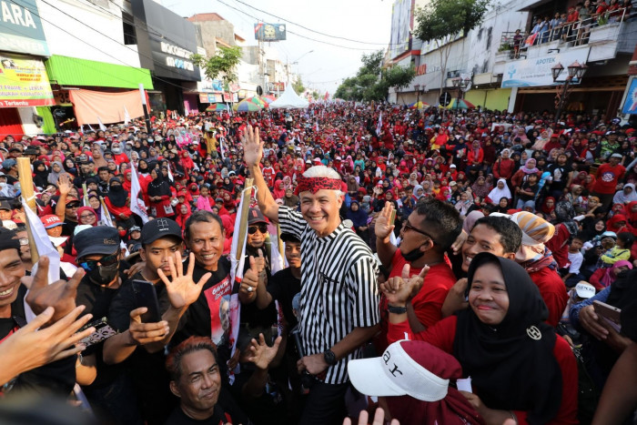 Pakai Ikat Kepala Khas Jatim, Ganjar Sapa 32 Ribu Pendukungnya di Nganjuk