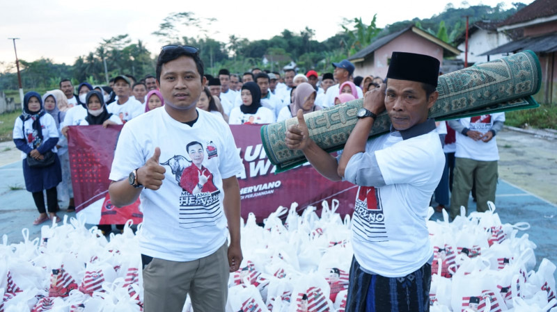Relawan Bacaleg DPR Bagikan Sembako dan Sumbang Karpet Musola