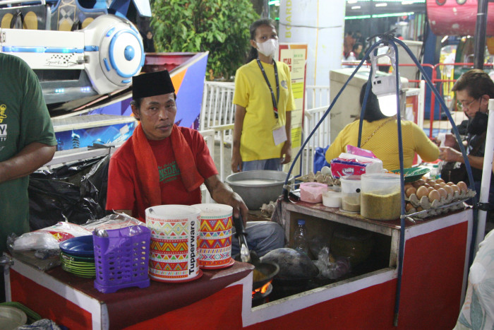 Pedagang Kerak Telor PRJ Pasang Target Minimal Rp500 Ribu Per Hari