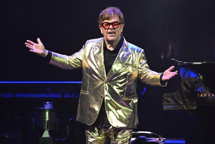Elton John Menutup Festival Glastonbury dengan Penuh Emosional