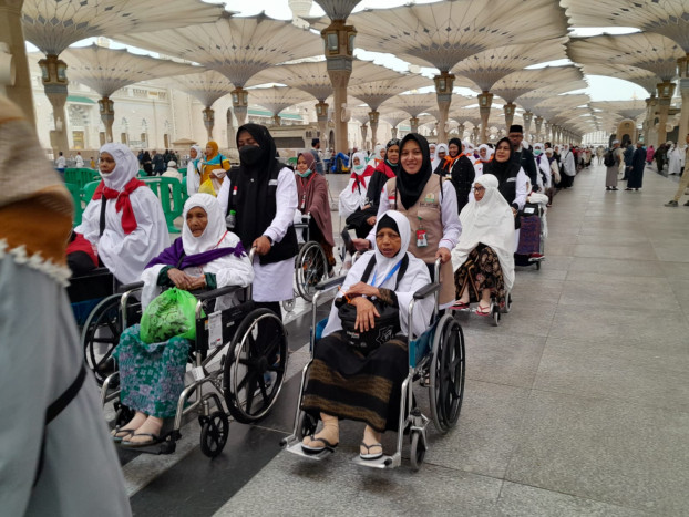 Jemaah Haji Lansia Indonesia Dapat Bantuan 15 Kursi Roda dari Masjid Nabawi