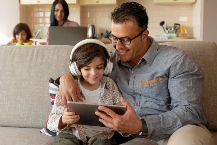 Orangtua Harus Pandang Anak Sebagai Subyek saat Beri Literasi Digital