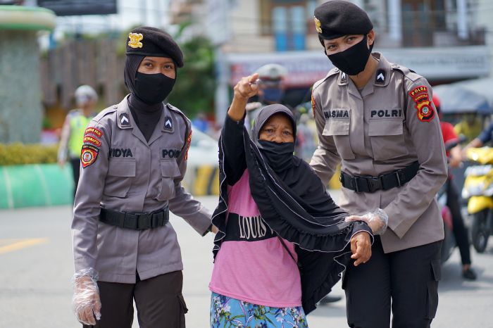 Srikandi Bhayangkara Melayani Sepenuh Hati