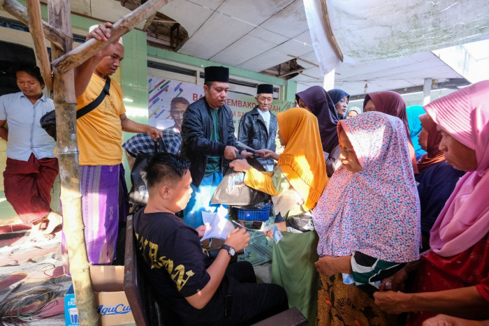Bantu Penuhi Kebutuhan Warga, Sukarelawan Ini Gelar Bazar Sembako Murah di Sumenep