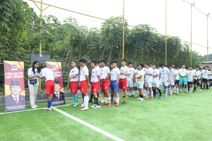 Rangkul Warga, Relawan Mas Bowo Gelar Futsal dan Bagi Sembako di Padang