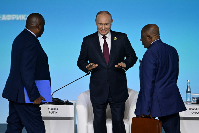 Vladimir Putin Tebar Pesona di Depan Peserta KTT Rusia-Afrika
