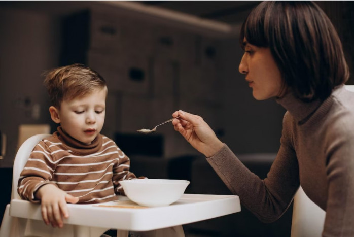 Ingin Anak Mandiri? Jangan Suapi Anak yang Sudah Bisa Makan Sendiri