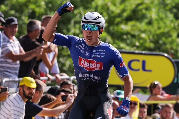 Kerja sama Tim yang Apik Antarkan Jasper Philipsen ke Podium Utama Etape Tiga Tour de France 2023