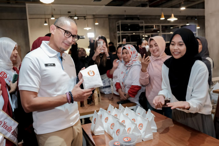 Sandiaga Beri Beasiswa Wirausaha Ke Ratusan Milenial Makassar Untuk Buka Lapangan Kerja
