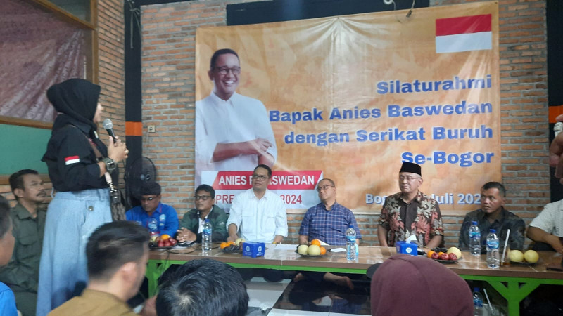 Duduk Lesehan, Anies Dengarkan Aspirasi Buruh di Bogor