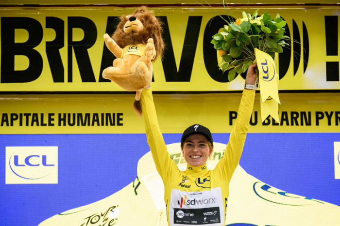 Demi Vollering Memperkuat Dominasinya dengan Kemenangan di Tour de France Putri