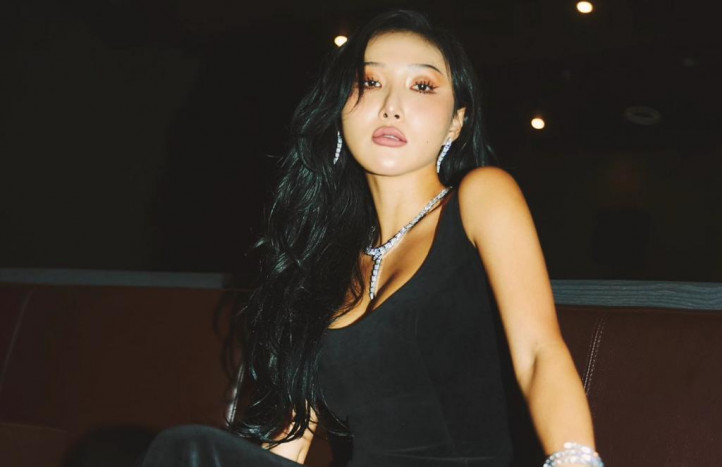 Hwasa Mamamoo Dituduh Berpenampilan Tidak Senonoh di Depan Publik