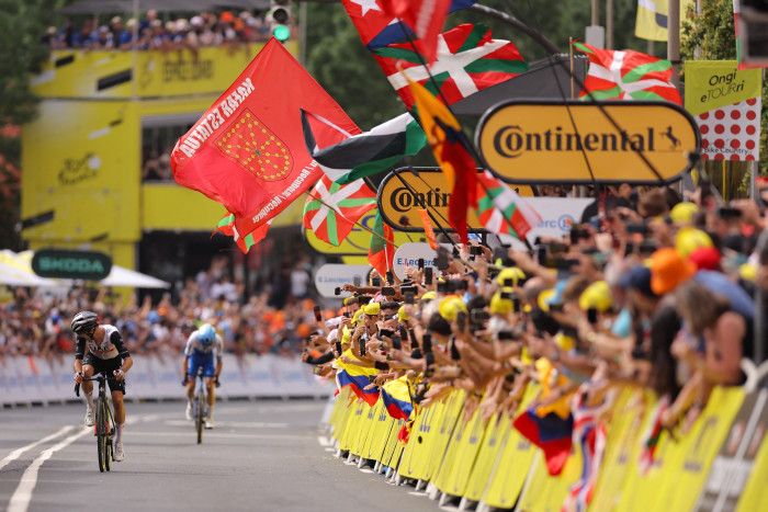 Adam Yates Kalahkan Saudara Kembarnya Untuk Rebut Kaus Kuning di Putaran Perdana Tour de France 2023