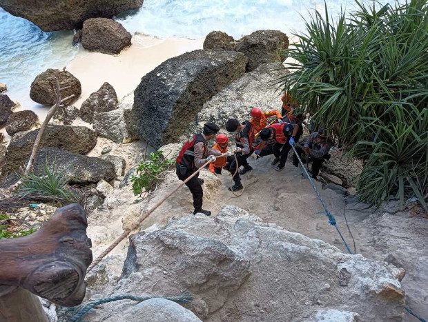 Basarnas Berhasil Evakuasi WN India yang Tewas Terseret Arus di Diamond Beach Bali